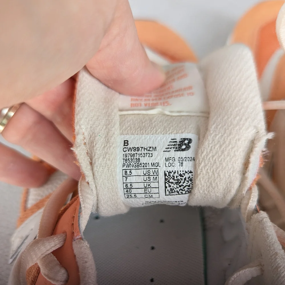 New Balance Sneakers, Women's 8.5 or Mens 7, Orange Jogging Shoes - Picture 5 of 11